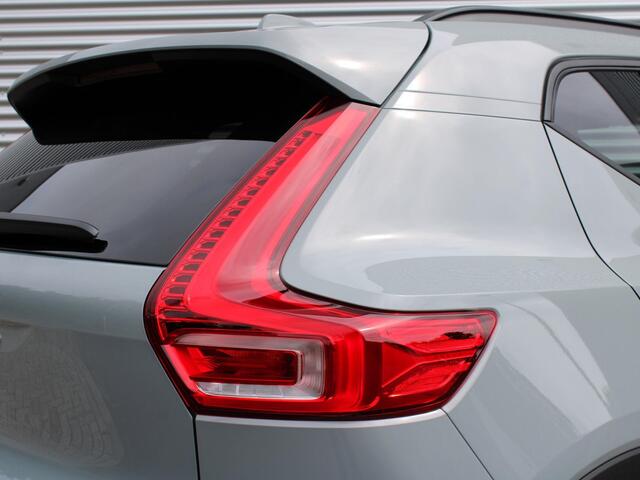 Volvo XC40 2.0 B4 Plus Dark Automaat / Harman Kardon audio / Trekhaak / Elektr. bed. stoelen / Verwarmd voorruit