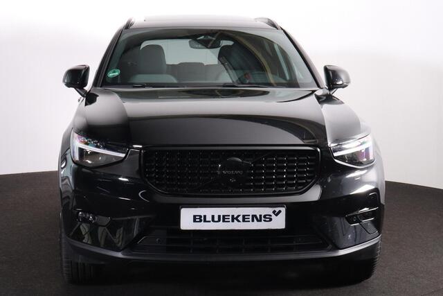 Volvo XC40 B3 Plus Black Edition - Panorama/schuifdak - IntelliSafe Assist & Surround - 360º Camera - Harman/Kardon audio - Verwarmde voorstoelen & stuur - Parkeersensoren voor & achter - Elektr. bedienb. voorstoelen met geheugen links - Draadloze tel. lader - Extra