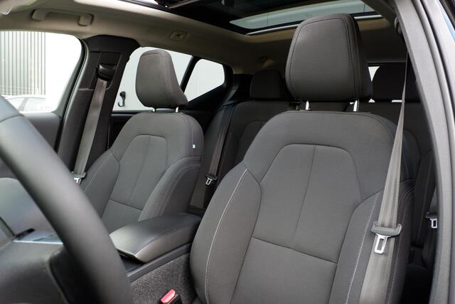 Volvo XC40 B3 Momentum Business | Dealeronderhouden | Panoramadak | Adaptive cruise control | 18" Lichtmetalen velgen | BLIS | Volvo on Call |