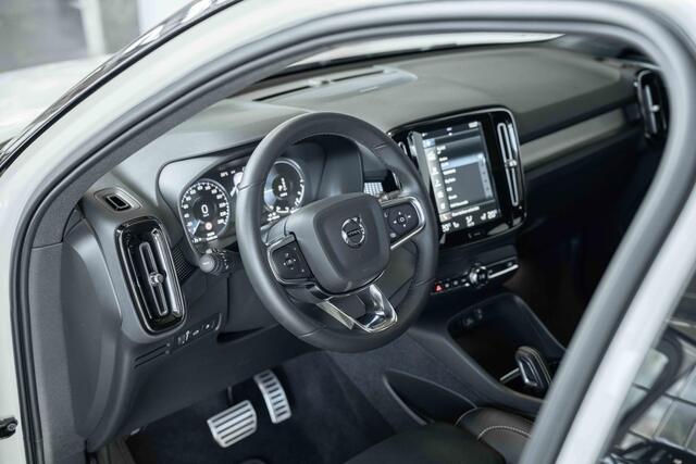 Volvo XC40 T5 Recharge R-Design | Panoramadak | Premium audio by Harman Kardon | Verwarmbare voorstoelen en achterbank | Verwarmbaar stuurwiel | Elektrische bedienbare voorstoel | 360° Parkeercamera | Parkeersensoren voor + achter