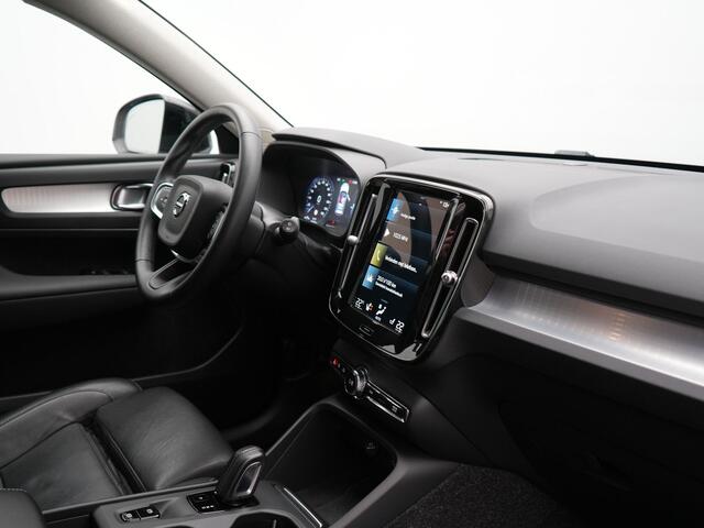 Volvo XC40 T5 Recharge R-Design Plug In Hybrid 263pk Dealer O.H. PHEV | Adaptive Cruise | Camera | Lederen Sportstoelen Memory & Verwarmd | Apple Carplay | Stuur Verwarmd | 19"L.M | Virtual | Blis | Navigatie | DAB |