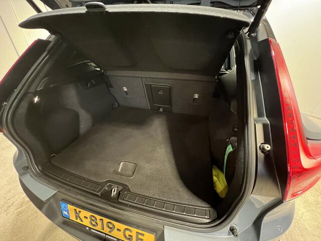 Volvo XC40 Recharge P8 AWD R-Design | Navigatie/Android/Apple Carplay | LM Velgen 19" | Voorstoelen Verwarmd | Cruise Control Adaptief | Airco |