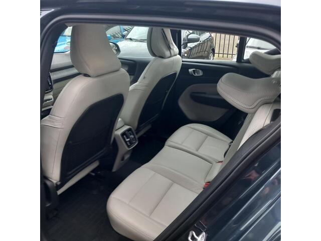 Volvo XC40 2.0 B4 AWD Inscription | Panoramadak | Harman Kardon Audio | 360 Graden Camera | Elektrisch Verstelbare Voorstoelen | Lederen Bekleding | Stoelverwarming | Navigatie | Apple Carplay | Android Auto