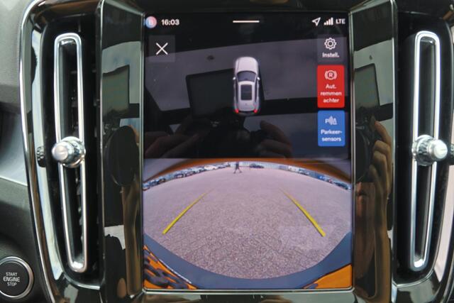 Volvo XC40 B4 Plus Black Edition - Panorama/schuifdak - IntelliSafe Assist & Surround - 360º Camera - Harmon Kardon Audio - Verwarmde voorstoelen, stuur & achterbank - Parkeersensoren voor & achter - Elektr. bedienb. voorstoelen met geheugen links - Draadloze tel. l