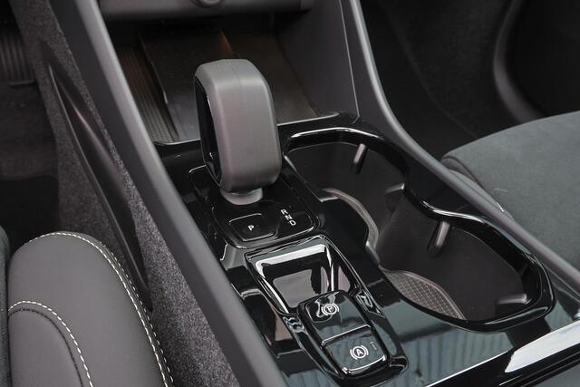 Volvo XC40 B4 Plus Black Edition - Panorama/schuifdak - IntelliSafe Assist & Surround - 360º Camera - Harmon Kardon Audio - Verwarmde voorstoelen, stuur & achterbank - Parkeersensoren voor & achter - Elektr. bedienb. voorstoelen met geheugen links - Draadloze tel. l