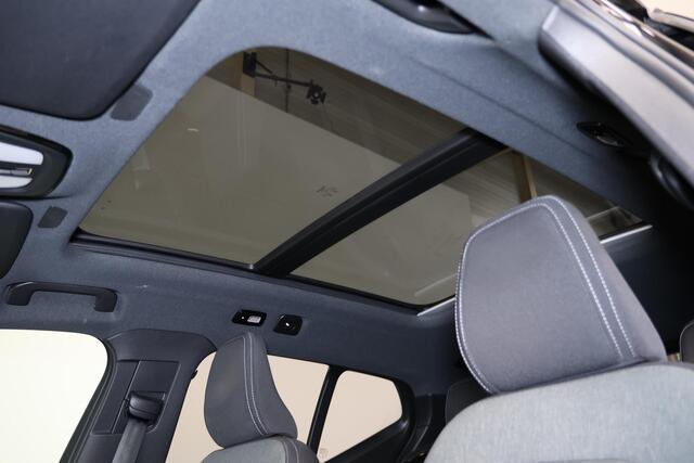 Volvo XC40 B3 Plus Black Edition - Panorama/schuifdak - IntelliSafe Assist & Surround - 360º Camera - Harman/Kardon audio - Verwarmde voorstoelen & stuur - Parkeersensoren voor & achter - Elektr. bedienb. voorstoelen met geheugen links - Draadloze tel. lader - Extra