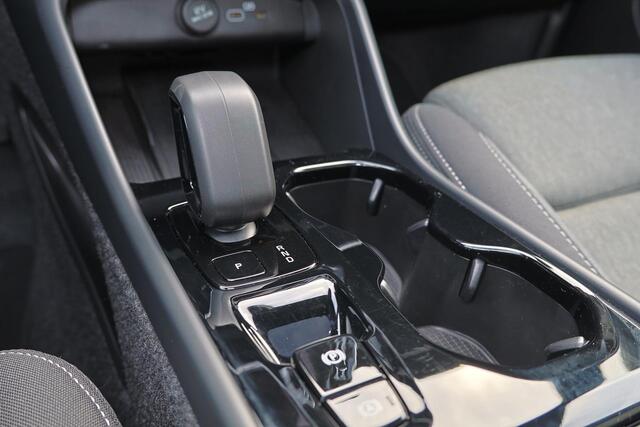 Volvo XC40 B3 Plus Black Edition - Panorama/schuifdak - IntelliSafe Assist & Surround - 360º Camera - Harman/Kardon audio - Verwarmde voorstoelen & stuur - Parkeersensoren voor & achter - Elektr. bedienb. voorstoelen met geheugen links - Draadloze tel. lader - Extra