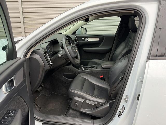 Volvo XC40 T3 Momentum Pro / Panoramdak / Lederen bekleding / 19" /