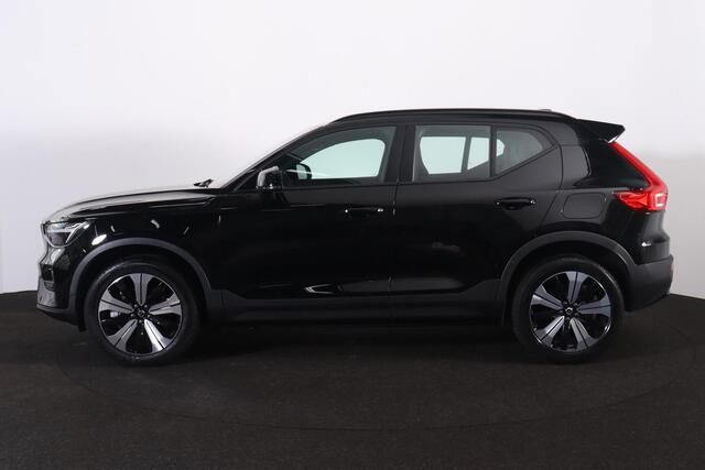 Volvo XC40 Recharge Plus 70 kWh - IntelliSafe Assist & Surround - Parkeercamera achter - Verwarmde voorstoelen & stuur - Parkeersensoren voor & achter - Draadloze tel. lader - Warmtepomp - Elektr. inklapbare trekhaak - 19' LMV
