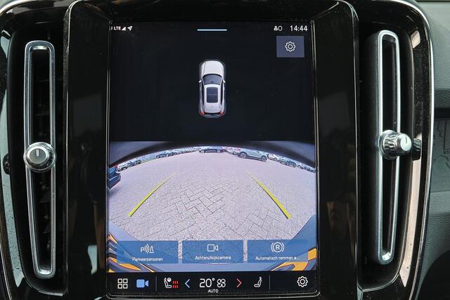 Volvo XC40 Recharge Plus 70 kWh - IntelliSafe Assist & Surround - Parkeercamera achter - Verwarmde voorstoelen & stuur - Parkeersensoren voor & achter - Draadloze tel. lader - Warmtepomp - Elektr. inklapbare trekhaak - 19' LMV