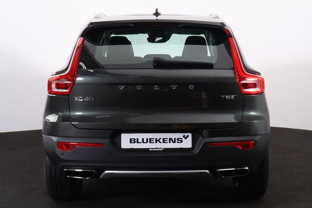 Volvo XC40 T5 AWD Inscription - Panoramisch schuif-/kanteldak - Parkeerverwarming - LED-koplampen - Navigatie - Leder - Elek. bedienbare voorstoelen - Verwarmbare voorstoelen - Verwarmbaar stuurwiel - Parkeersensoren v/a - Parkeercamera - Trekhaak