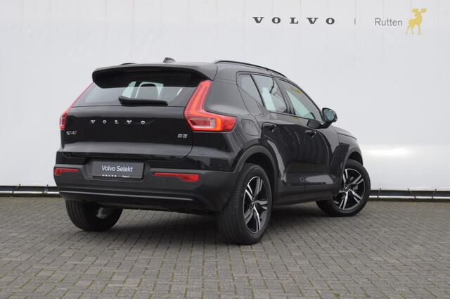 Volvo XC40 B3 177PK Automaat Plus Dark / Elektrische stoelen met geheugen / Keyless entry / Elektrische achterklep / Harman Kardon audio / Parkeersensoren met camera / stoel - en stuurwielverwarming /