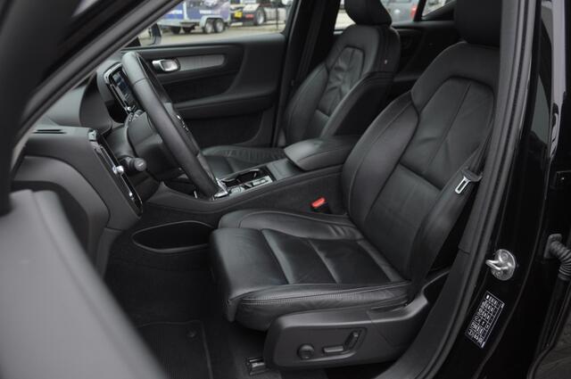 Volvo XC40 B3 177PK Automaat Plus Dark / Elektrische stoelen met geheugen / Keyless entry / Elektrische achterklep / Harman Kardon audio / Parkeersensoren met camera / stoel - en stuurwielverwarming /