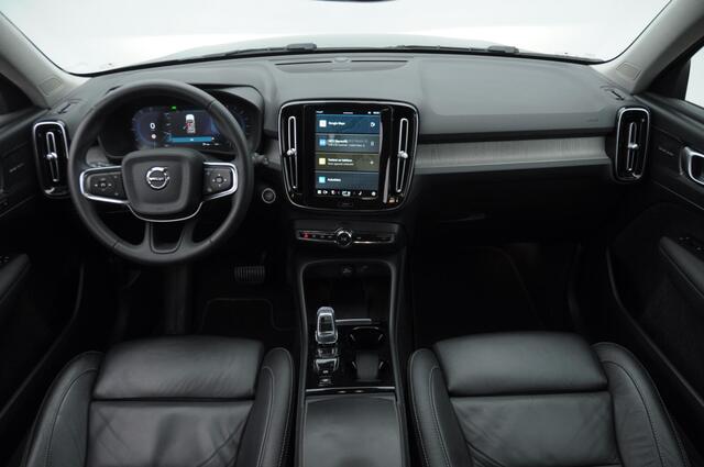 Volvo XC40 B3 177PK Automaat Plus Dark / Elektrische stoelen met geheugen / Keyless entry / Elektrische achterklep / Harman Kardon audio / Parkeersensoren met camera / stoel - en stuurwielverwarming /