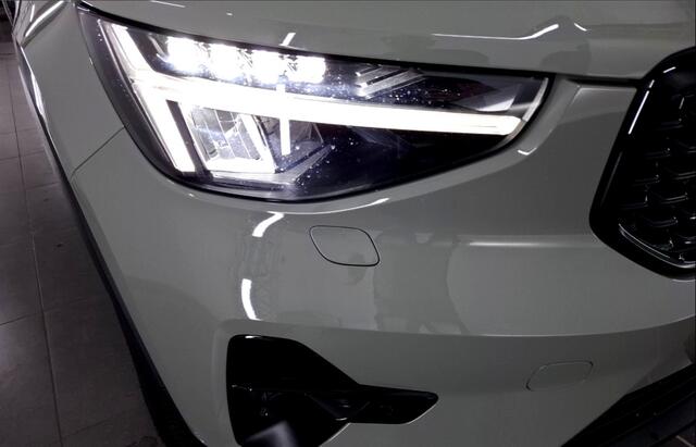 Volvo XC40 1.5 T5 Plug-in Hybrid 193kW/262pk DCT7 Ultimate Dark FACELIFT! PANORAMADAK + HARMAN/KARDON + ADAPT.CRUISE + PILOT ASSIST + NAVI SENSUS + BLIS + LANE ASSIST + EL.STOELEN + STOEL-&STUURVERWARMING + 360 CAMERA + KEYLESS + PARKSENSOREN V&A + 19" LM-VELGEN!!