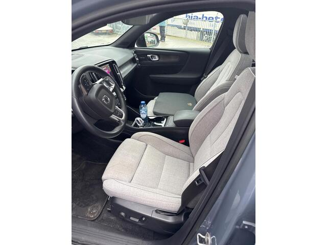 Volvo XC40 Recharge Twin Ultimate 78 kWh | Warmtepomp | Panoramadak | Lichtmetalen Velgen 20 inch | Trekhaak | Harman Kardon Audio | BLIS | 360 Graden Camera | Elektrisch Verstelbare Voorstoelen | Keyless Entry