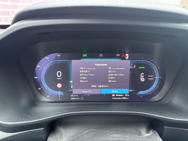 Volvo XC40 Recharge Twin Ultimate 78 kWh | Warmtepomp | Panoramadak | Lichtmetalen Velgen 20 inch | Trekhaak | Harman Kardon Audio | BLIS | 360 Graden Camera | Elektrisch Verstelbare Voorstoelen | Keyless Entry