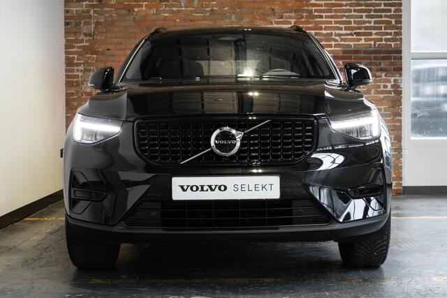 Volvo XC40 B4 Plus Dark | Trekhaak Semi-elektrisch | Adaptieve Cruise Control | Pilot Assist | Verwarmbare voorstoelen | Verwarmbaar stuurwiel | Blind Spot Information System | Verwarmbare voorruit | Parkeercamera | Parkeersensoren voor + achter |