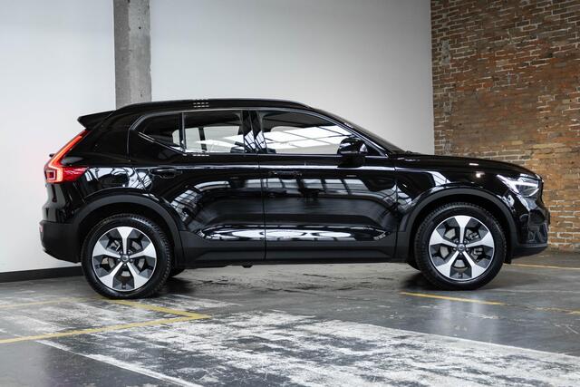Volvo XC40 B4 Plus Dark | Trekhaak Semi-elektrisch | Adaptieve Cruise Control | Pilot Assist | Verwarmbare voorstoelen | Verwarmbaar stuurwiel | Blind Spot Information System | Verwarmbare voorruit | Parkeercamera | Parkeersensoren voor + achter |