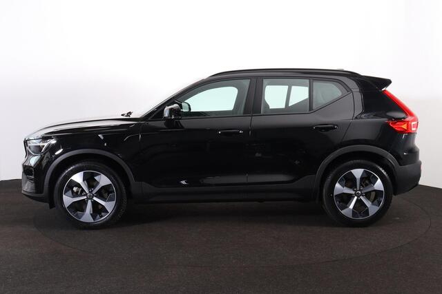Volvo XC40 B4 Plus Dark - IntelliSafe Assist & Surround - Harman/Kardon audio - Parkeercamera achter - Verwarmde voorstoelen & stuur - Parkeersensoren voor & achter - Elektr. bedienb. voorstoelen met geheugen links - Draadloze tel. lader - Elektr. inklapbare trekhaa