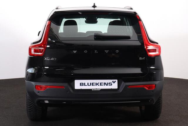 Volvo XC40 B4 Plus Dark - IntelliSafe Assist & Surround - Harman/Kardon audio - Parkeercamera achter - Verwarmde voorstoelen & stuur - Parkeersensoren voor & achter - Elektr. bedienb. voorstoelen met geheugen links - Draadloze tel. lader - Elektr. inklapbare trekhaa