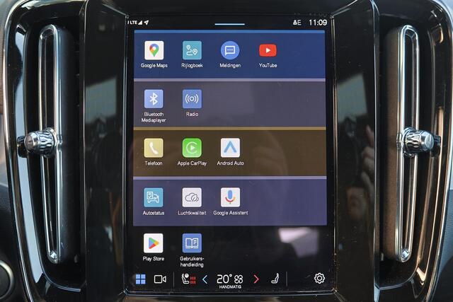 Volvo XC40 B4 Plus Dark - IntelliSafe Assist & Surround - Harman/Kardon audio - Parkeercamera achter - Verwarmde voorstoelen & stuur - Parkeersensoren voor & achter - Elektr. bedienb. voorstoelen met geheugen links - Draadloze tel. lader - Elektr. inklapbare trekhaa