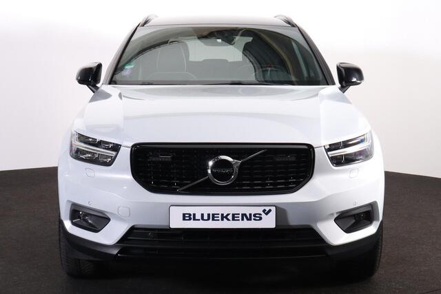 Volvo XC40 B5 AWD R-Design - Harman Kardon audio - Full LED met bochtenverlichting - Draadloos telefoon opladen - Verwarmbare voorstoelen & stuurwiel - Parkeersensoren voor & achter - Parkeercamera achter - Elektr. bedienbare kindersloten achter - Getint glas v.a. d