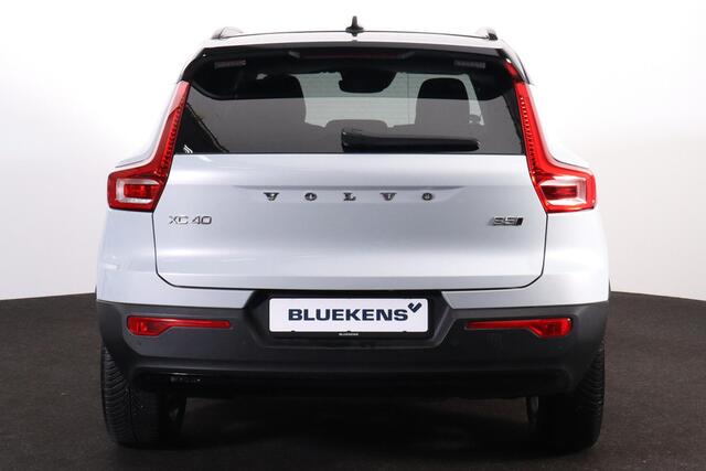 Volvo XC40 B5 AWD R-Design - Harman Kardon audio - Full LED met bochtenverlichting - Draadloos telefoon opladen - Verwarmbare voorstoelen & stuurwiel - Parkeersensoren voor & achter - Parkeercamera achter - Elektr. bedienbare kindersloten achter - Getint glas v.a. d