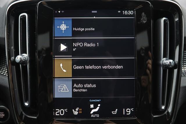 Volvo XC40 B5 AWD R-Design - Harman Kardon audio - Full LED met bochtenverlichting - Draadloos telefoon opladen - Verwarmbare voorstoelen & stuurwiel - Parkeersensoren voor & achter - Parkeercamera achter - Elektr. bedienbare kindersloten achter - Getint glas v.a. d