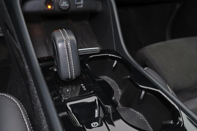 Volvo XC40 B5 AWD R-Design - Harman Kardon audio - Full LED met bochtenverlichting - Draadloos telefoon opladen - Verwarmbare voorstoelen & stuurwiel - Parkeersensoren voor & achter - Parkeercamera achter - Elektr. bedienbare kindersloten achter - Getint glas v.a. d