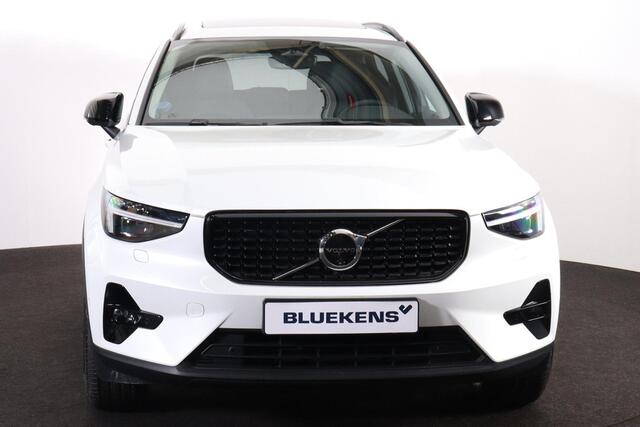 Volvo XC40 B3 Plus Dark - Panorama/schuifdak - IntelliSafe Assist & Surround - 360º Camera - Harman/Kardon audio - Verwarmde voorstoelen & stuur - Parkeersensoren voor & achter - Elektr. bedienb. voorstoelen met geheugen links - Draadloze tel. lader - Extra getint g