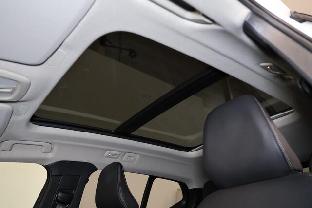 Volvo XC40 B3 Plus Dark - Panorama/schuifdak - IntelliSafe Assist & Surround - 360º Camera - Harman/Kardon audio - Verwarmde voorstoelen & stuur - Parkeersensoren voor & achter - Elektr. bedienb. voorstoelen met geheugen links - Draadloze tel. lader - Extra getint g