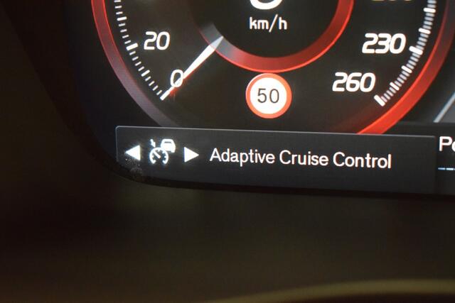 Volvo XC40 2.0 T4 190pk AUT8 Momentum Trekhaak 1800kg/ Leer/ Stoelverw./ Camera/ Adapt. Cruise