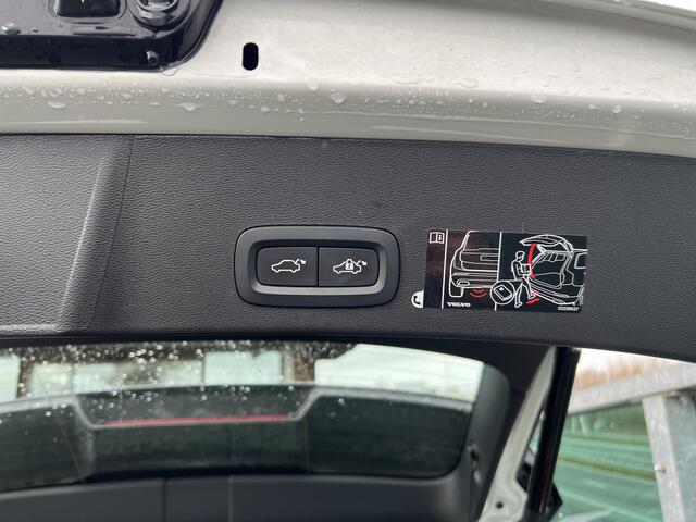 Volvo XC40 1.5 T2 R-Design Automaat, Panoramadak, Trekhaak semi elektrisch inklapbaar, Elektrisch verstelbare stoelen, Stoel- en stuurverwarming, Harman Kardon audio, 360 graden parkeercamera