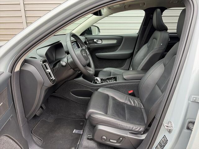 Volvo XC40 2.0 B4 Plus Dark / Panoramadak / Lederen bekleding / Trekhaak / Parkeerverwarming /