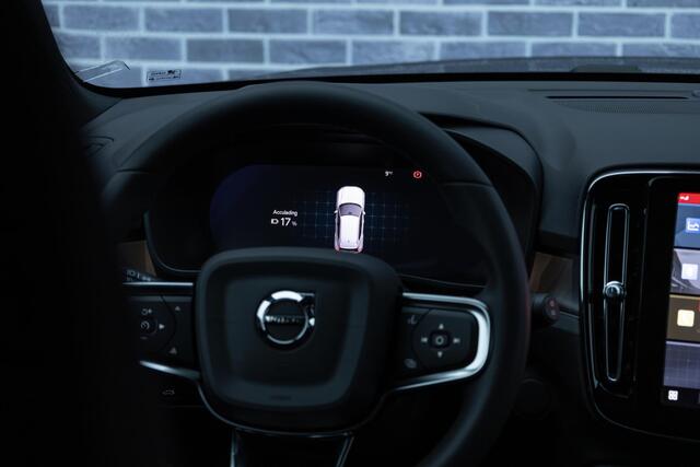 Volvo XC40 Single Motor Extended Range Plus 82 kWh | Trekhaak | Stoel-/Stuurverwarming | Warmtepomp | 20'' | Getint Glas | Parkeercamera | BLIS | Adaptieve Cruise Control