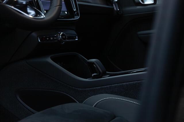 Volvo XC40 Single Motor Extended Range Plus 82 kWh | Trekhaak | Stoel-/Stuurverwarming | Warmtepomp | 20'' | Getint Glas | Parkeercamera | BLIS | Adaptieve Cruise Control