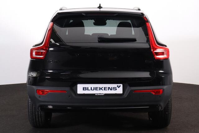 Volvo XC40 B3 Plus Black Edition - IntelliSafe Assist & Surround - 360º Camera - Harman/Kardon audio - Verwarmde voorstoelen & stuur - Parkeersensoren voor & achter - Elektr. bedienb. voorstoelen met geheugen links - Draadloze tel. lader - Extra getint glas - 20' LM