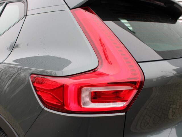 Volvo XC40 2.0 B4 Plus Dark / Trekhaak / All Season Banden / Stoel+Stuurwielverwarming / Elek. verstelbare stoelen / Harman Kardon Audio / Blis