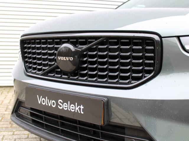 Volvo XC40 2.0 B4 Plus Dark / Trekhaak / All Season Banden / Stoel+Stuurwielverwarming / Elek. verstelbare stoelen / Harman Kardon Audio / Blis
