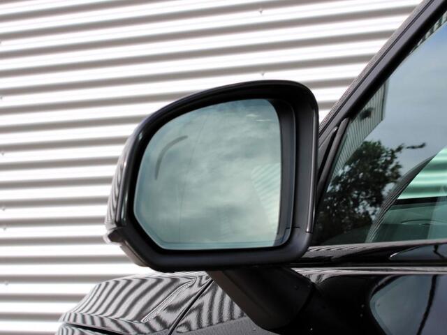 Volvo XC40 2.0 B4 Plus Dark / Trekhaak / All Season Banden / Stoel+Stuurwielverwarming / Elek. verstelbare stoelen / Harman Kardon Audio / Blis