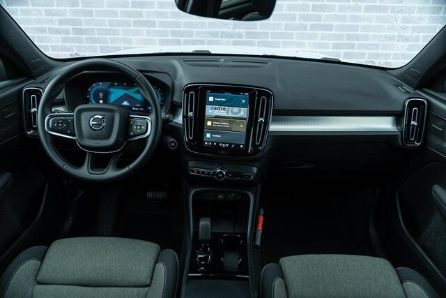 Volvo XC40 2.0 B4 Plus Dark | Trekhaak | Achteruitrijcamera | Harman Kardon Audio | Adaptive Cruise Control | Stoel-/Stuurverwarming | Elektrisch Verstelbare Bestuurdersstoel |