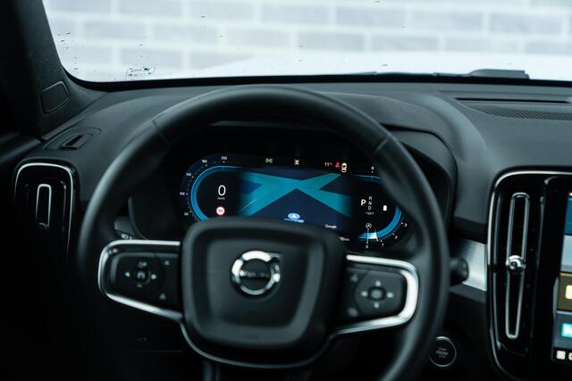 Volvo XC40 2.0 B4 Plus Dark | Trekhaak | Achteruitrijcamera | Harman Kardon Audio | Adaptive Cruise Control | Stoel-/Stuurverwarming | Elektrisch Verstelbare Bestuurdersstoel |