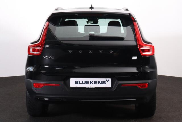 Volvo XC40 Recharge Twin Ultimate 82 kWh - Panorama/schuifdak - Intellisafe & Surround - Lederen bekleding - 360° Camera - Verwarmbare voorstoelen & stuurwiel - Parkeersensoren voor & achter - Elektr. bedienb. voorstoelen met geheugen links - Warmtepomp - Draadloze 