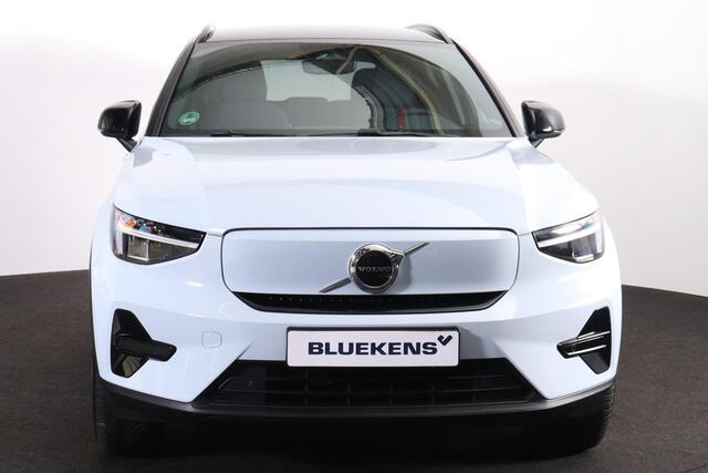 Volvo XC40 Recharge Twin Plus 82 kWh - IntelliSafe Assist & Surround - Parkeercamera achter - Verwarmde voorstoelen & stuur - Parkeersensoren voor & achter - Draadloze tel. lader - Warmtepomp - Extra getint glas - Elektr. inklapbare trekhaak - 19' LMV