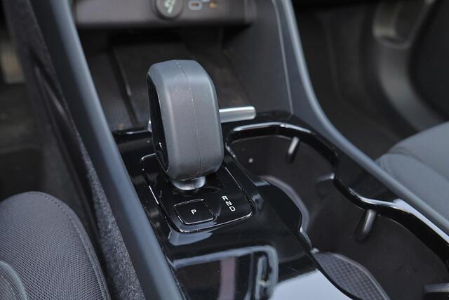 Volvo XC40 Recharge Twin Plus 82 kWh - IntelliSafe Assist & Surround - Parkeercamera achter - Verwarmde voorstoelen & stuur - Parkeersensoren voor & achter - Draadloze tel. lader - Warmtepomp - Extra getint glas - Elektr. inklapbare trekhaak - 19' LMV