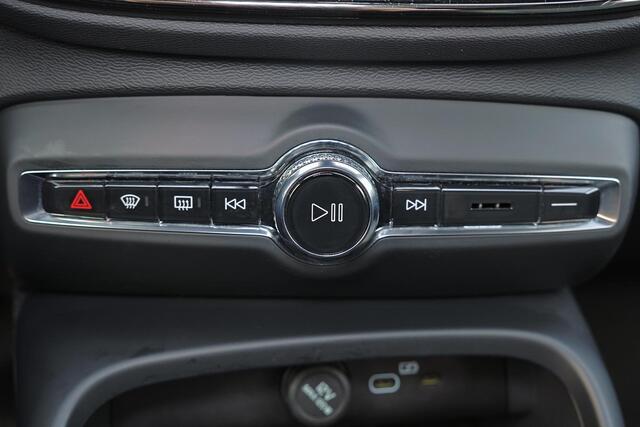 Volvo XC40 B3 Plus Black Edition - Panorama/schuifdak - IntelliSafe Assist & Surround - 360º Camera - Harman/Kardon audio - Verwarmde voorstoelen & stuur - Parkeersensoren voor & achter - Elektr. bedienb. voorstoelen met geheugen links - Draadloze tel. lader - Extra