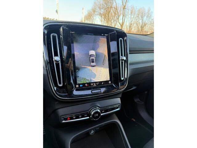 Volvo XC40 Recharge P8 AWD R-Design | Panoramadak | Harman Kardon Audio | Elektrisch Verstelbare Voorstoelen | Trekhaak | Warmtepomp | 360 Graden Camera | Parkeersensoren | Navigatie | Apple Carplay | Android Auto | Keyless Entry