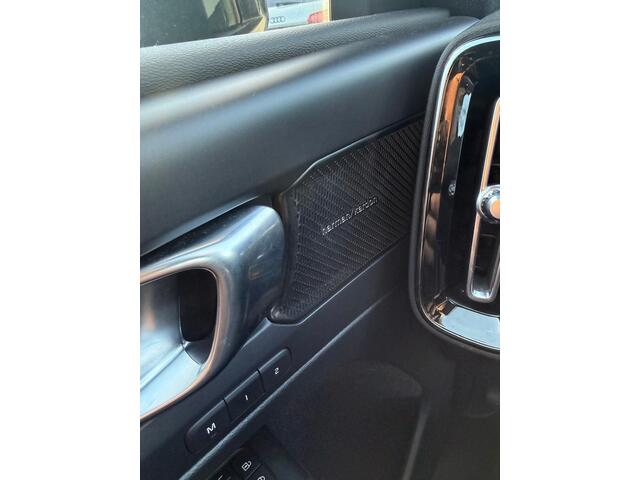 Volvo XC40 Recharge P8 AWD R-Design | Panoramadak | Harman Kardon Audio | Elektrisch Verstelbare Voorstoelen | Trekhaak | Warmtepomp | 360 Graden Camera | Parkeersensoren | Navigatie | Apple Carplay | Android Auto | Keyless Entry