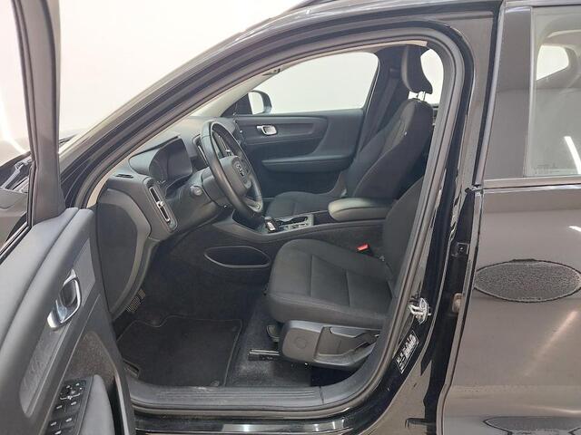 Volvo XC40 T2 Momentum Core | Navigatie | Cruise Control | Trekhaak | LED Koplampen | DAB | Apple CarPlay & Android Auto | Volvo On Call | 1600kg Trekgewicht | 17" LM